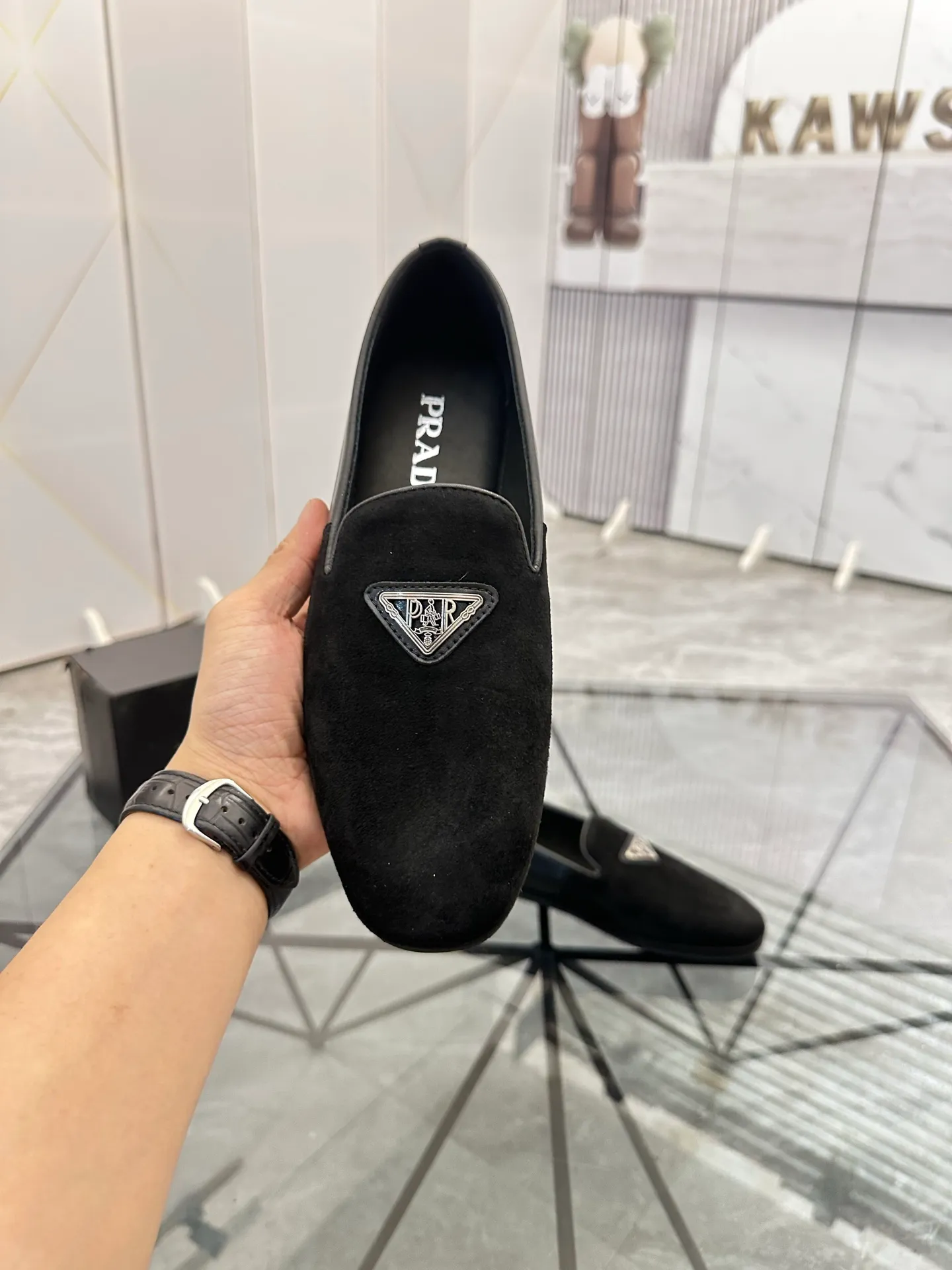 Selling men's shoes 💰: 💰P460¥ Product trademark: Prada* "Prada*" slip-on shoes, lazy shoes, regular size: 38-44. (Can be customized to 45.) Product materials: imported first-layer cowhide upper, water-dyed cowhide lining, original outsole. No.: D301